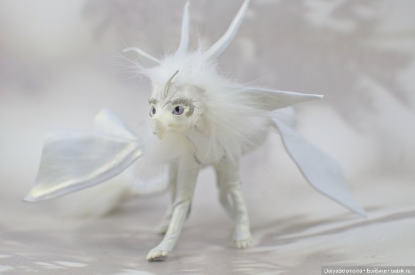 Белый дракончик с пушистой гривой (фото 6)