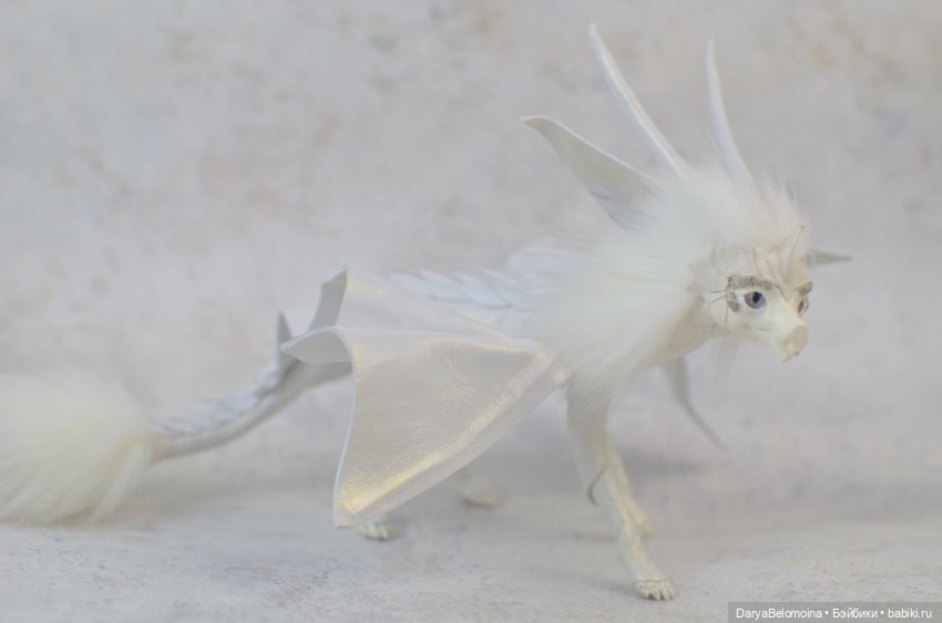 Белый дракончик с пушистой гривой (фото 7)