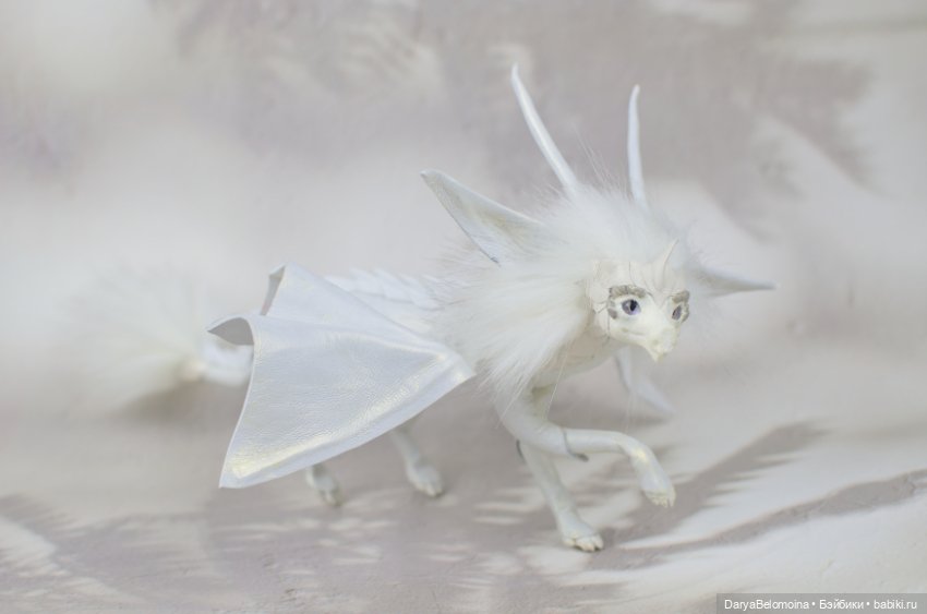 Белый дракончик с пушистой гривой (фото 5)