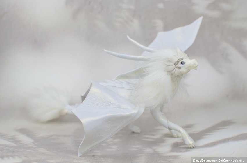 Белый дракончик с пушистой гривой (фото 4)