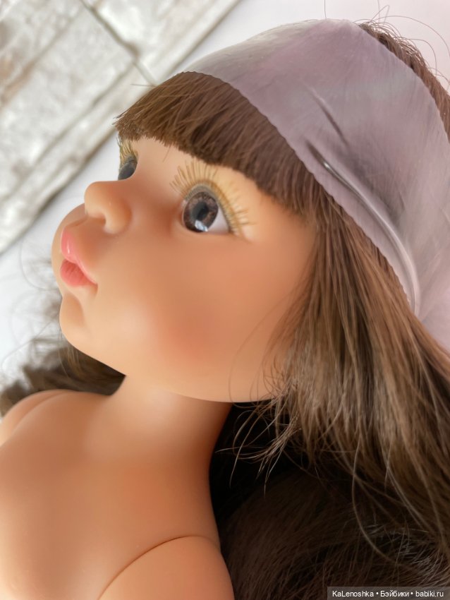 Кэрол с челкой шатенка, с карими глазами, Паола Рейна(Paola Reina), нюд