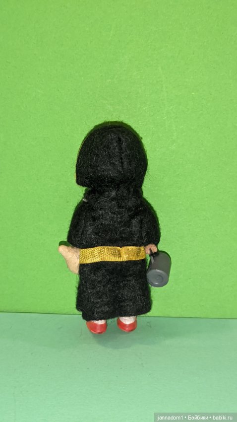 Резиновый пупсик в одежде монаха Ари Ari August Riedeler GmbH &Co KG, ГДР, высота 8 см (фото 2)