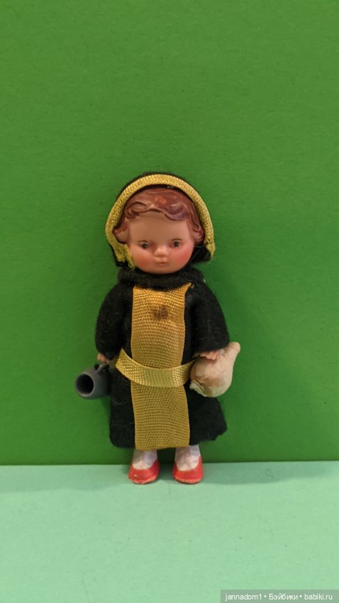 Резиновый пупсик в одежде монаха Ари Ari August Riedeler GmbH &Co KG, ГДР, высота 8 см (фото 4)