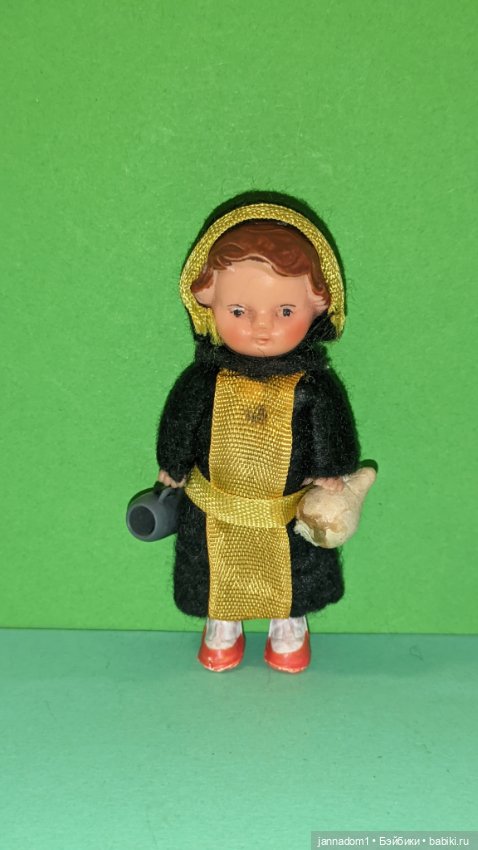 Резиновый пупсик в одежде монаха Ари Ari August Riedeler GmbH &Co KG, ГДР, высота 8 см