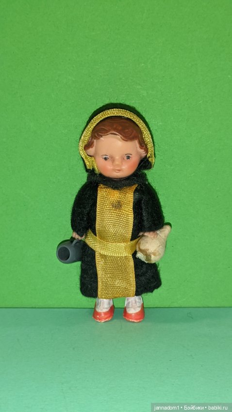 Резиновый пупсик в одежде монаха Ари Ari August Riedeler GmbH &Co KG, ГДР, высота 8 см (фото 3)