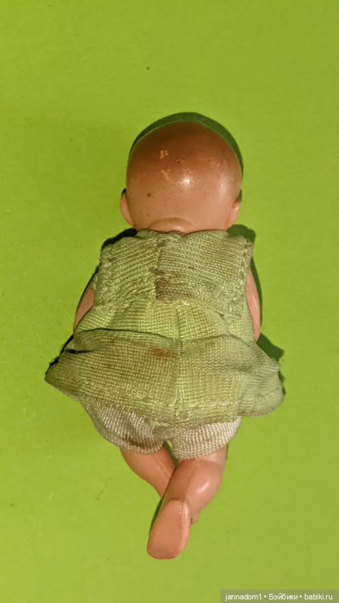 Целлулоидный малыш Caco Caho в зеленом платье, высота 7 см (фото 4)