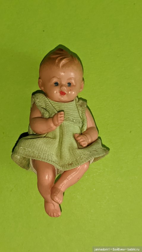 Целлулоидный малыш Caco Caho в зеленом платье, высота 7 см (фото 3)
