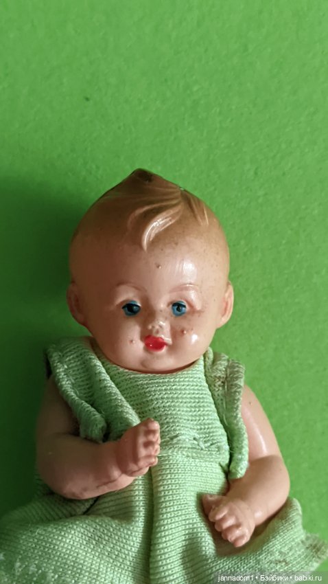 Целлулоидный малыш Caco Caho в зеленом платье, высота 7 см (фото 2)