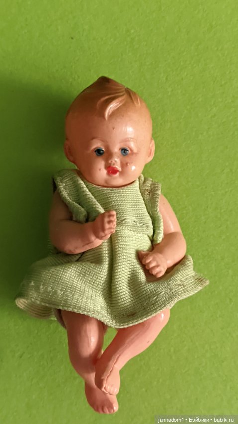 Целлулоидный малыш Caco Caho в зеленом платье, высота 7 см