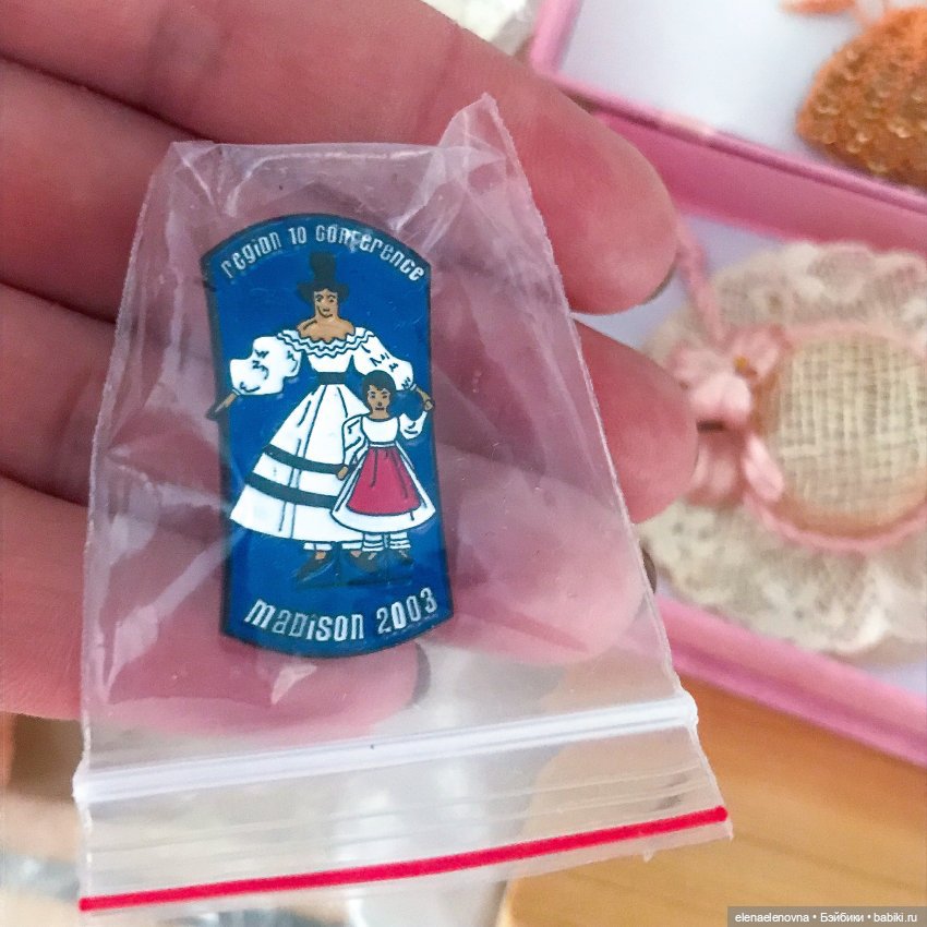 Maryanne Oldenburg, Madison and her sewing box (Мэдисон и ее швейная коробка)