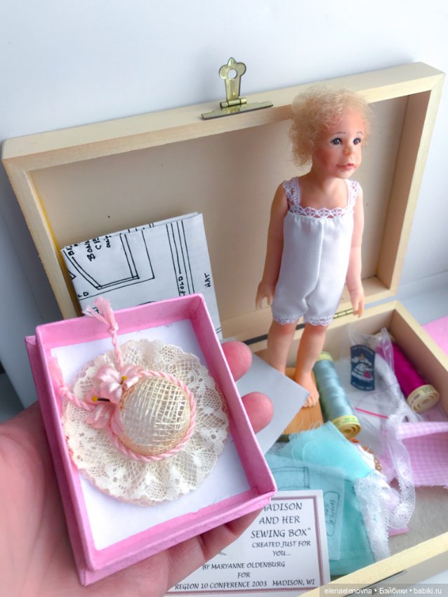 Maryanne Oldenburg, Madison and her sewing box (Мэдисон и ее швейная коробка)