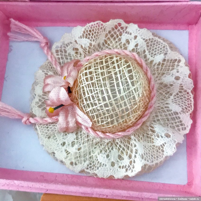 Maryanne Oldenburg, Madison and her sewing box (Мэдисон и ее швейная коробка)