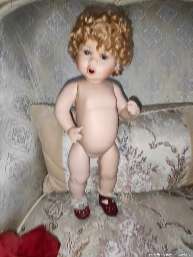 Чудесная цельнофарфоровая малышка