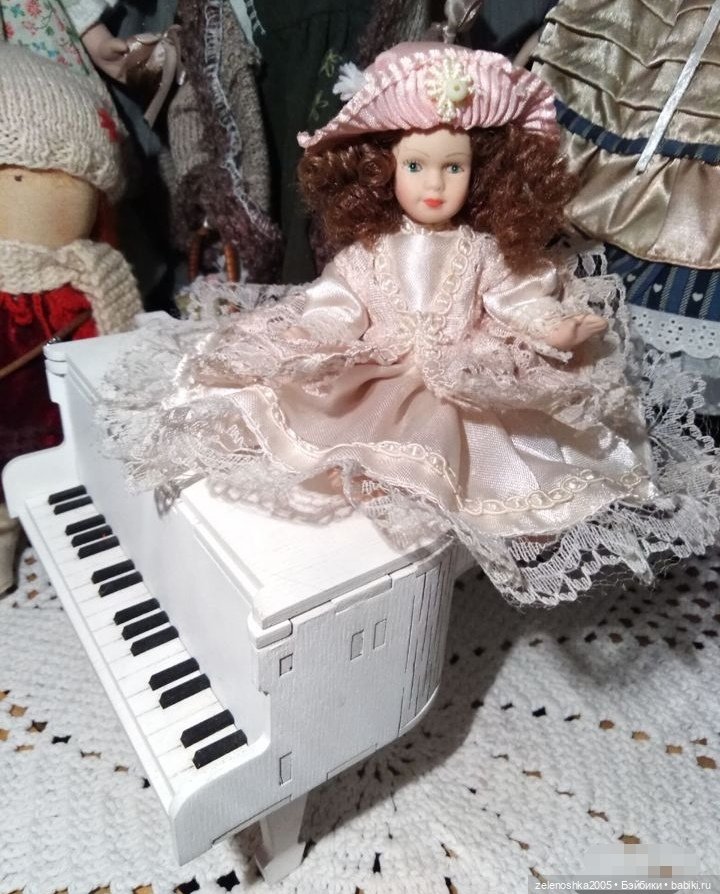 Куколка с роялем — Фарфоровые куклы (фото 4)