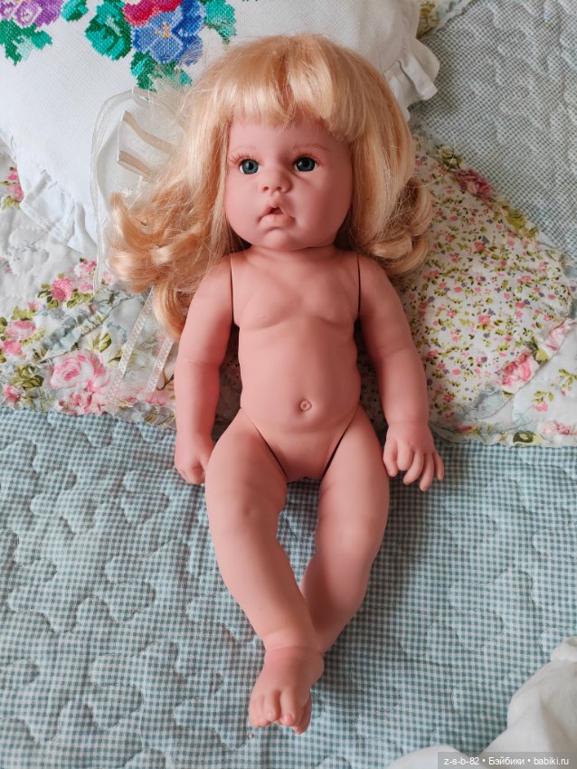 Красивая полностью виниловая кукла