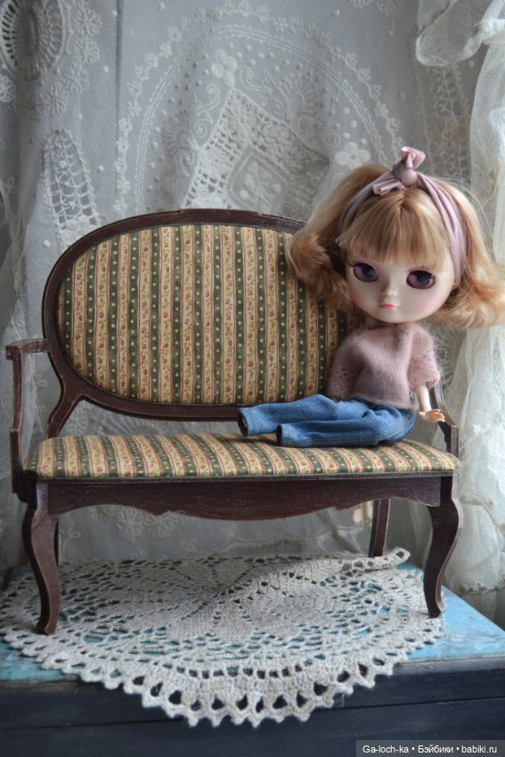 Диван для кукол. Кукольная диван и стена. Кукольная диван и стена. Кукла софа. Диван для барби.