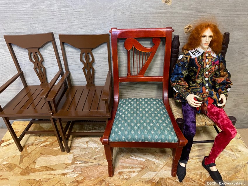 деревянный стульчик для куклы. кукольный стул. мебель для кукол bjd 1/4. дрим студио мебель для кукол. кукольные стулья.