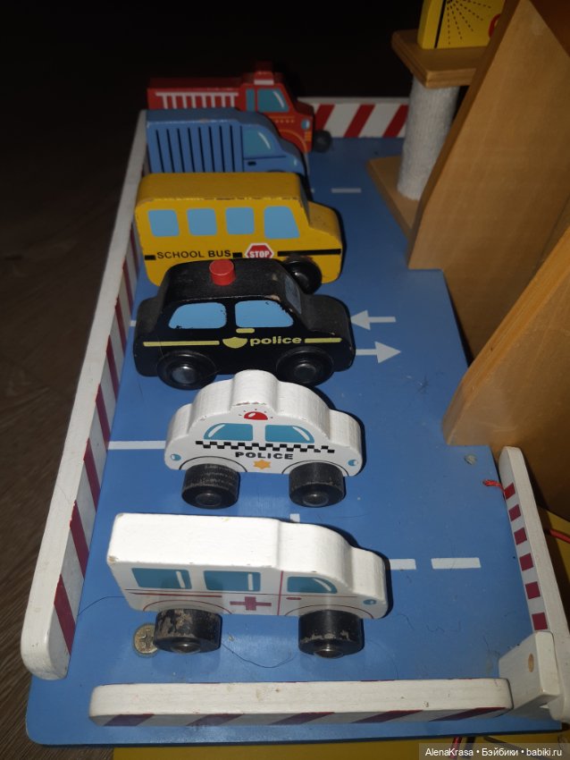 Деревянный гараж паркинг с вертолётной площадкой