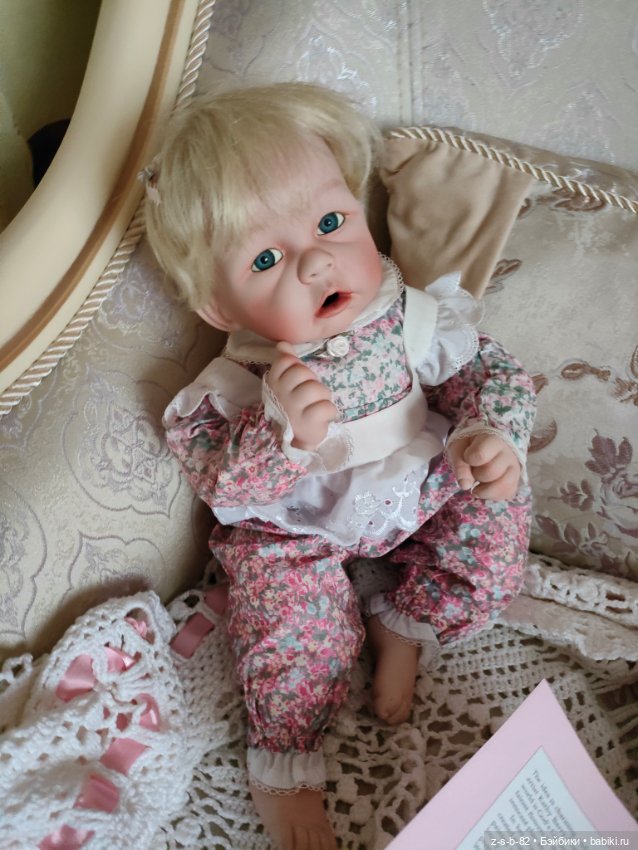 Дети с протянутыми руками. Держатся за руки. Девочка с ребенком на руках. Как можно девочку руки. Красивые женские руки.