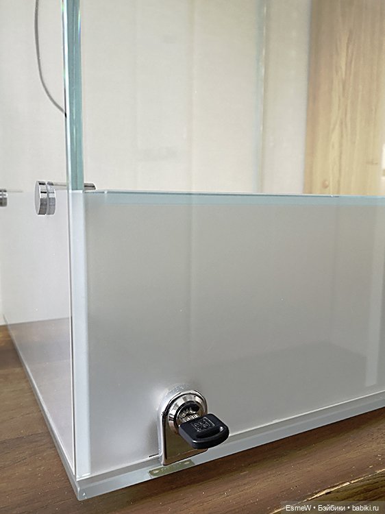 Премиум витрина из закаленного стекла для авторских кукол (фото 3)