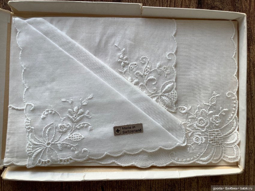 Набор винтажных платочков на скатерти