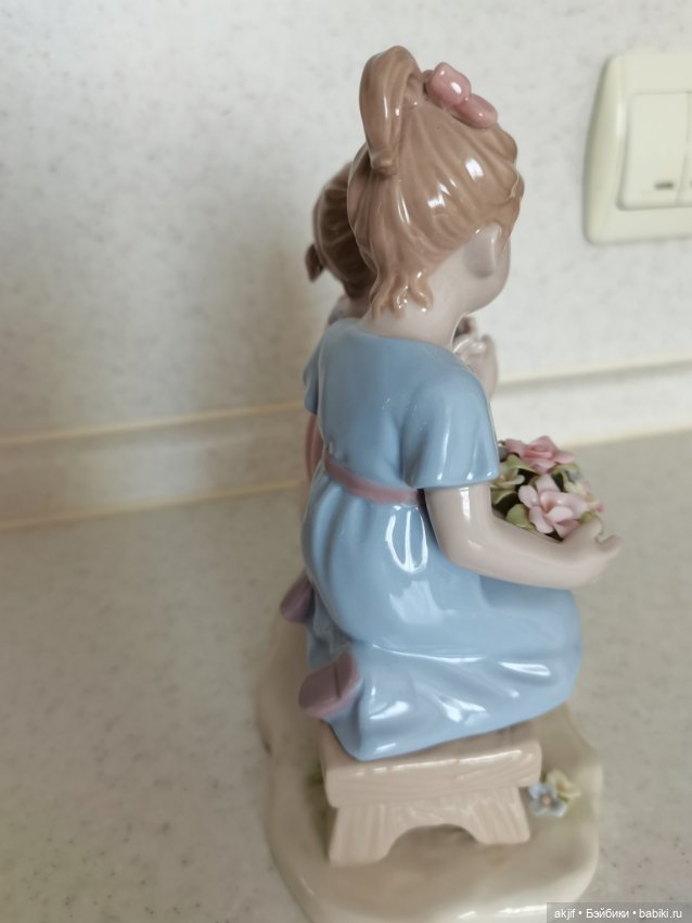 Две подружки — Статуэтки