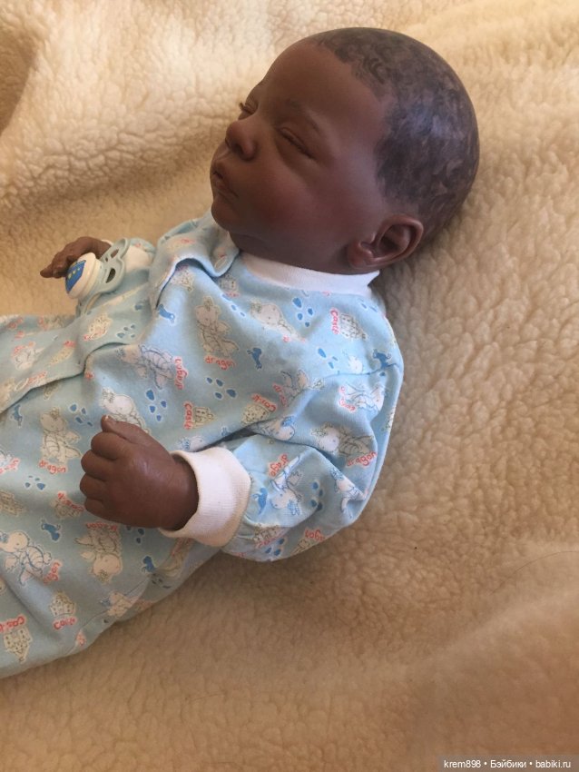 Шоколадный малыш(ка) ждет заботливую маму