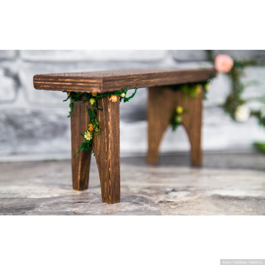 Лавочка для кукол украшенная мхом и сухоцветами (ручная работа) (фото 5)