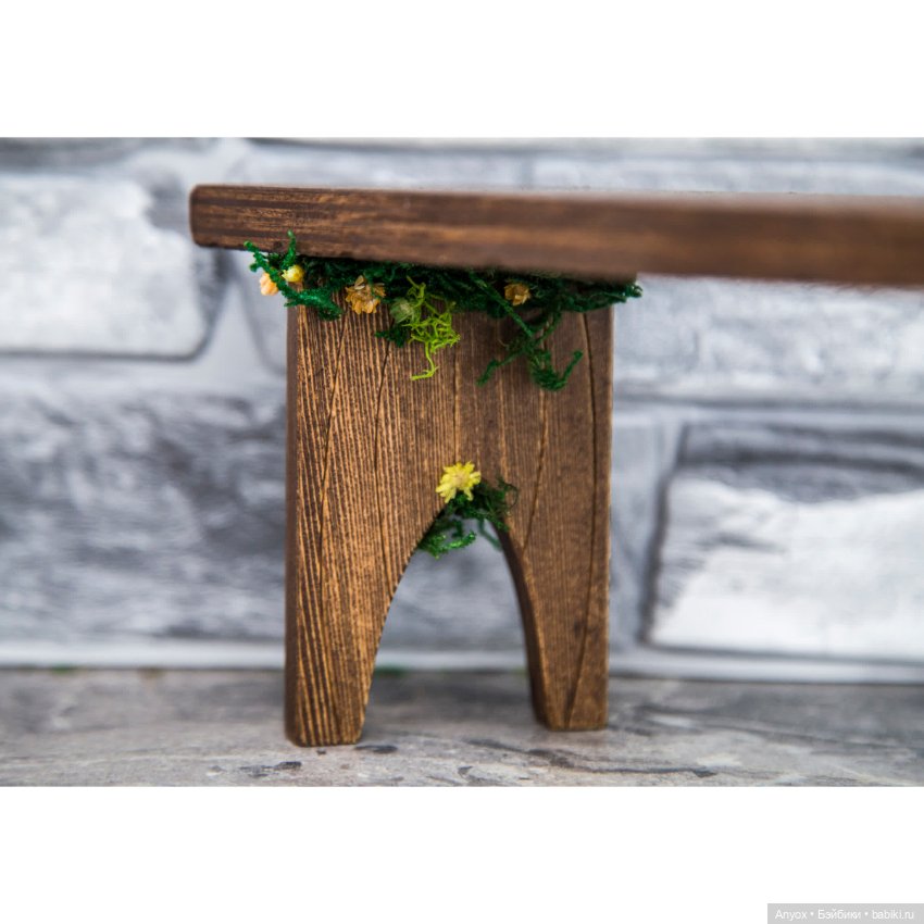 Лавочка для кукол украшенная мхом и сухоцветами (ручная работа) (фото 10)