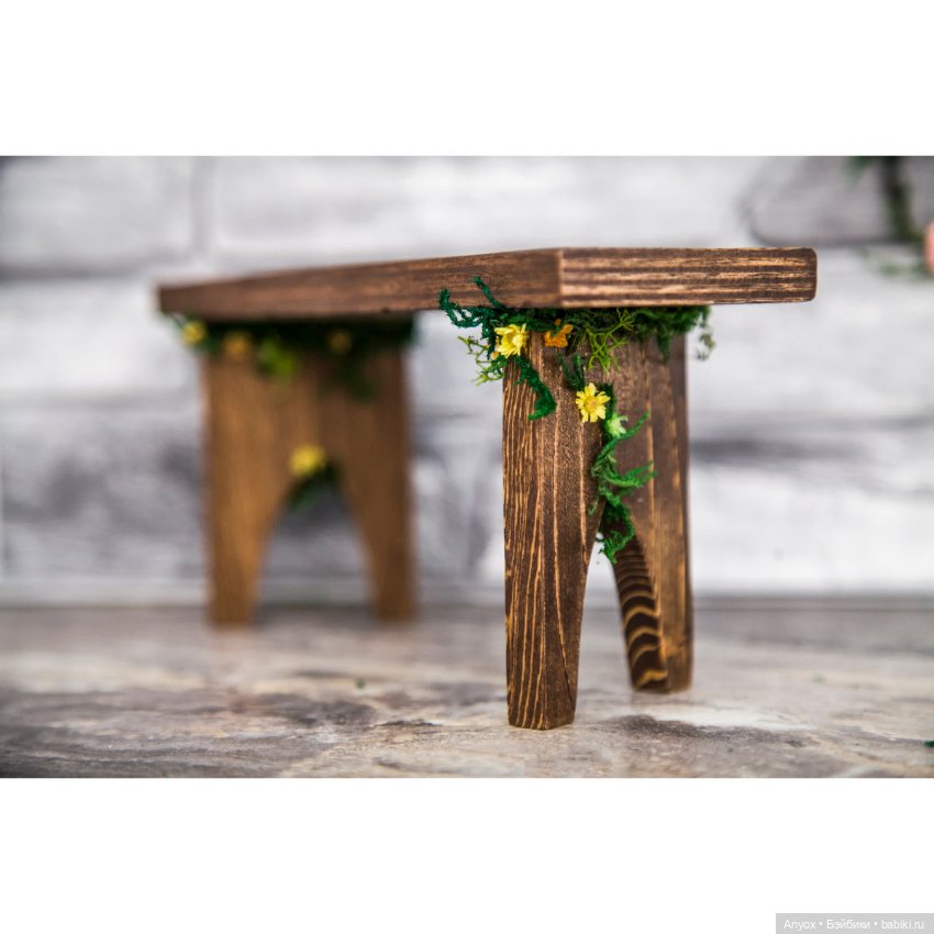 Лавочка для кукол украшенная мхом и сухоцветами (ручная работа) (фото 6)