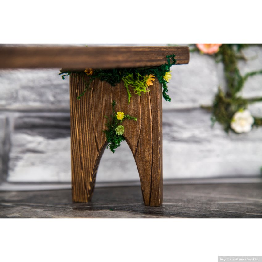 Лавочка для кукол украшенная мхом и сухоцветами (ручная работа) (фото 9)