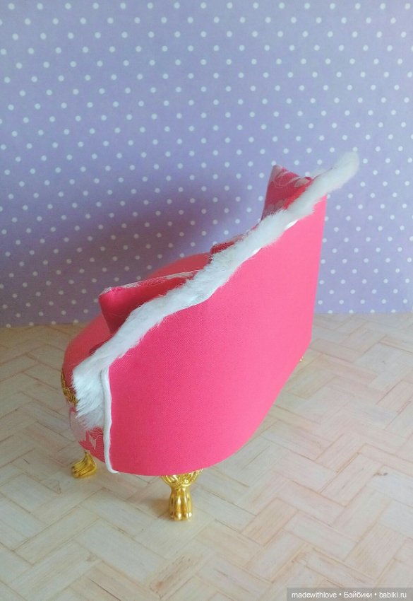 Милый кукольный диванчик и вазон с цветами (фото 6)