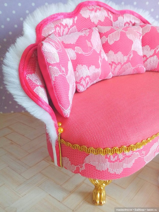 Милый кукольный диванчик и вазон с цветами (фото 3)