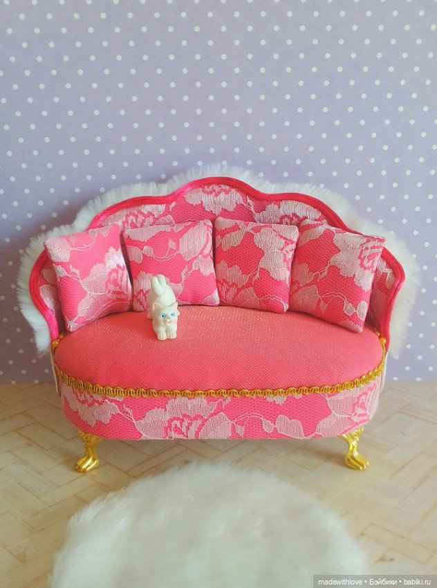 Милый кукольный диванчик и вазон с цветами
