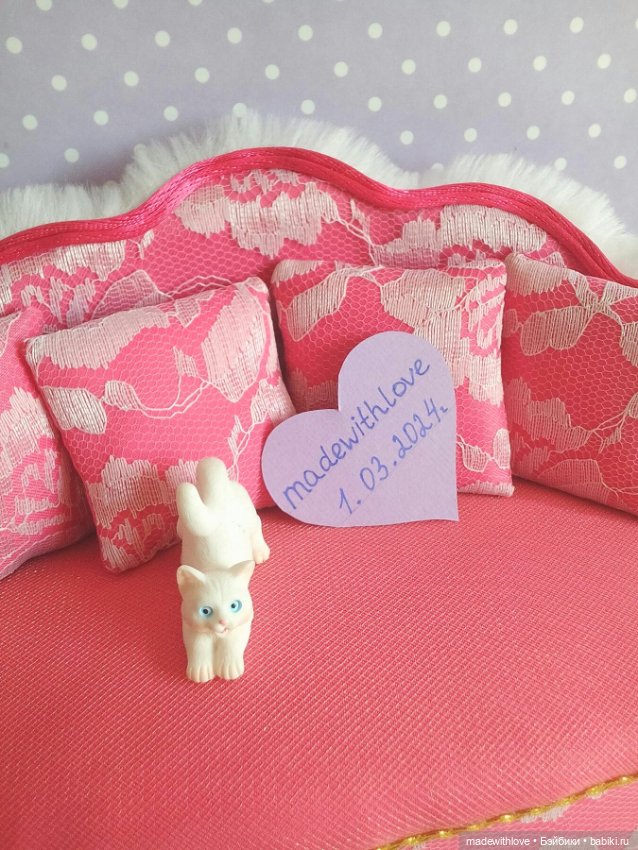 Милый кукольный диванчик и вазон с цветами (фото 4)