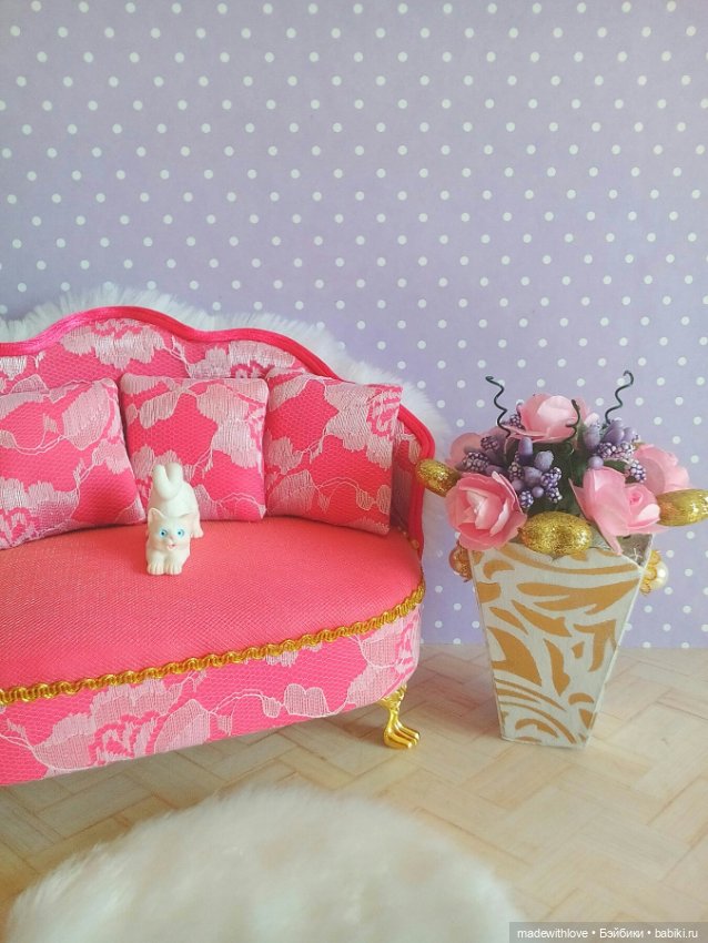 Милый кукольный диванчик и вазон с цветами (фото 2)