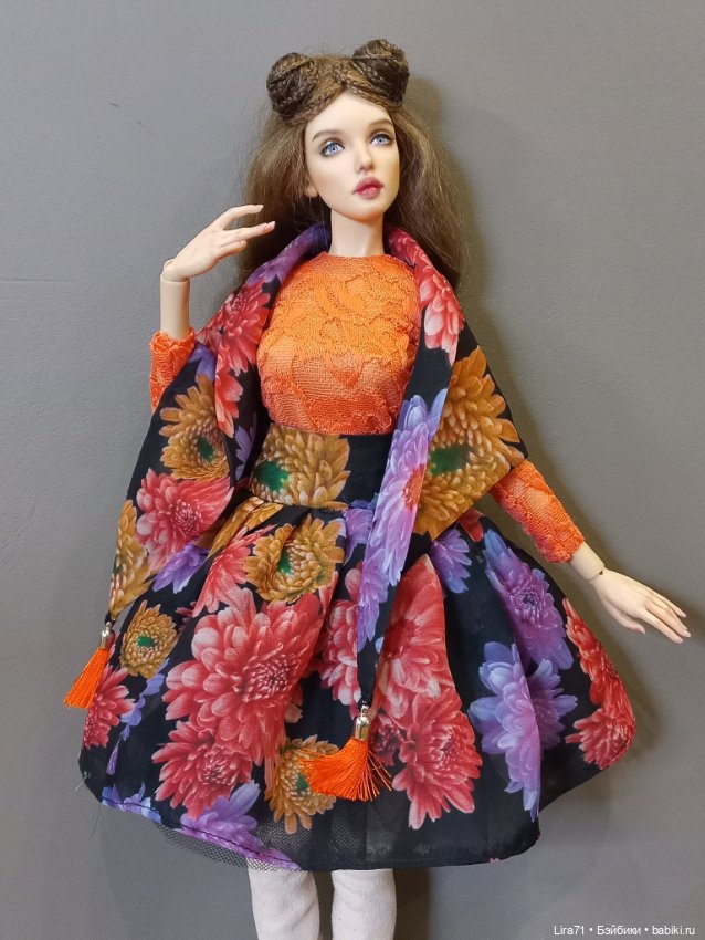 Яркий весенний комплект на девочек 1/4