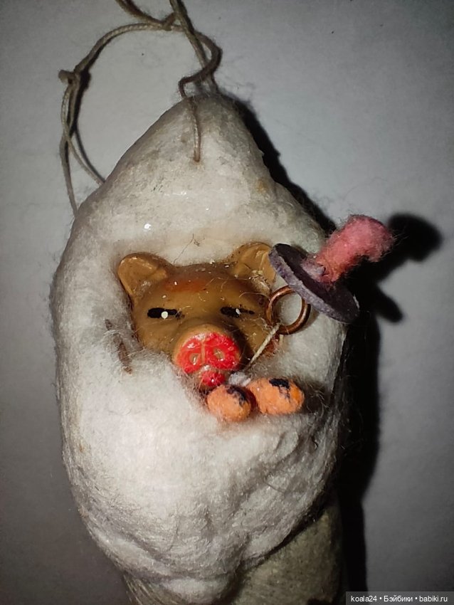 Ёлочная игрушка. Поросенок в конверте, с соской