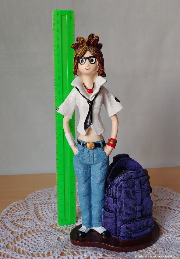 Кукла пола. Кукла на полу. Кукла большая с отрезанными волосами. Ру пол в образе барби. Кукла на полу.
