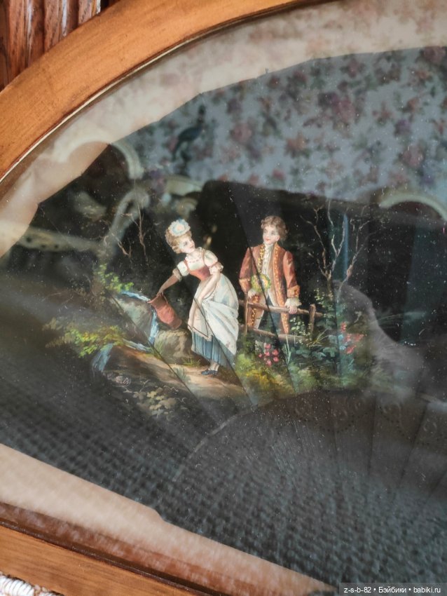 Антикварный веер в витрине (фото 6)