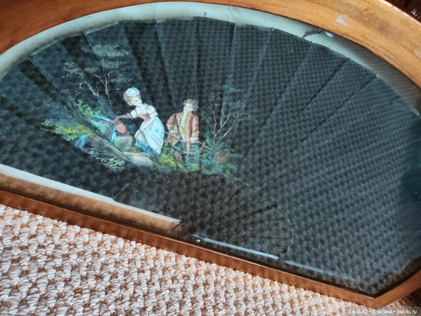 Антикварный веер в витрине