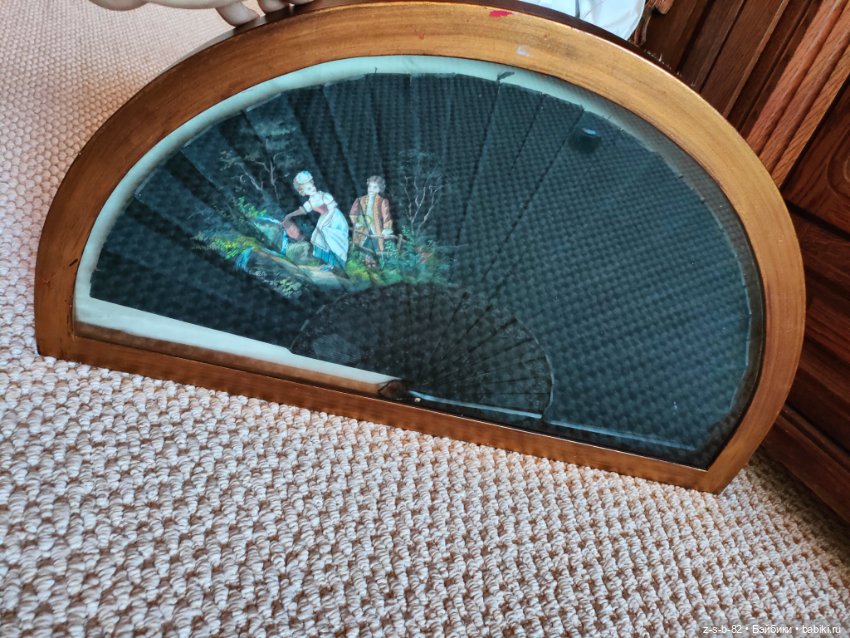 Антикварный веер в витрине (фото 2)