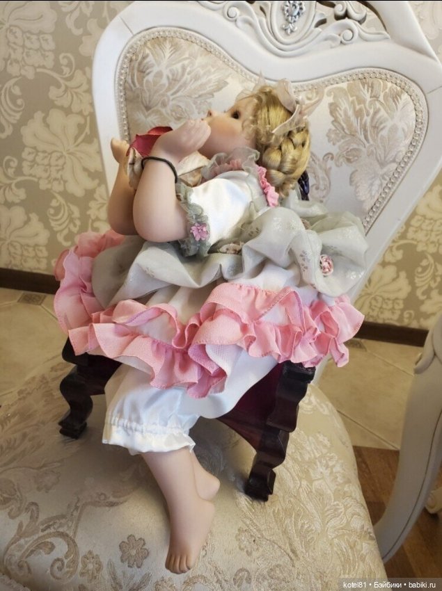 Фарфоровая коллекционная кукла