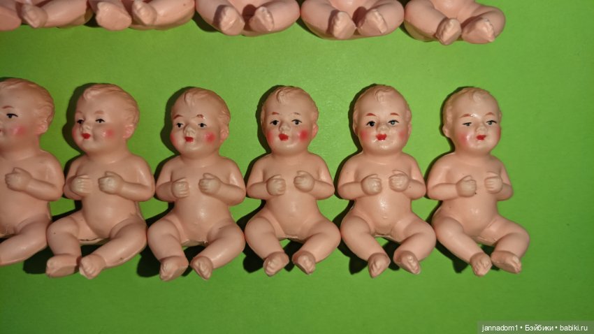 Целлулоидные пупсики Minerva сидячие с рельефными волосами, высота 4,5 см (фото 10)