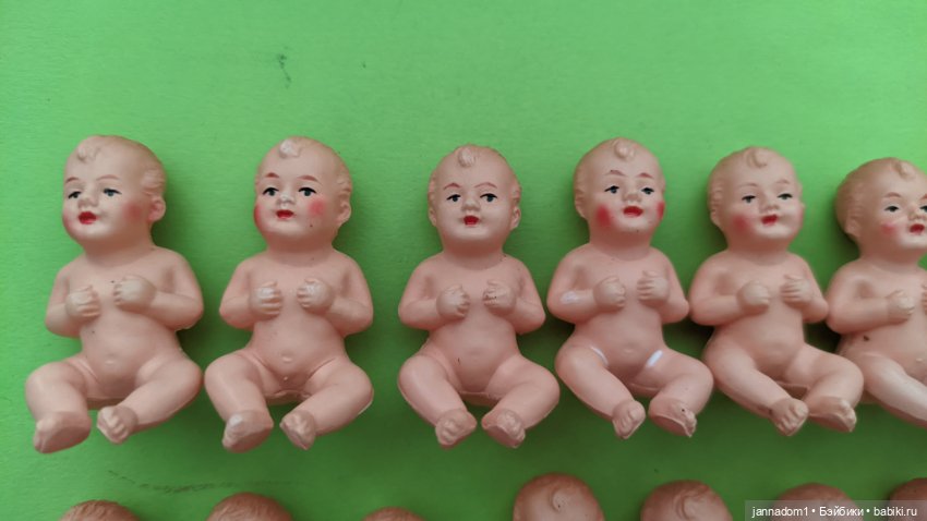 Целлулоидные пупсики Minerva сидячие с рельефными волосами, высота 4,5 см (фото 2)