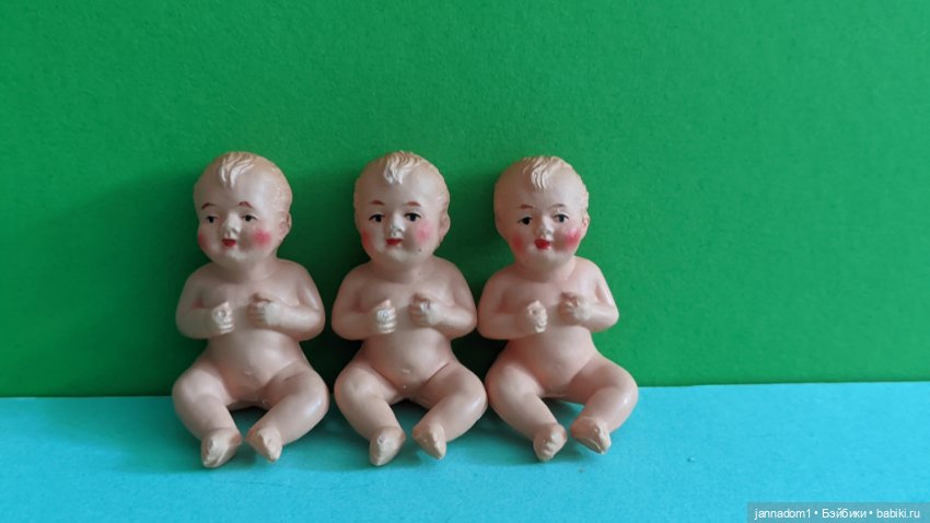 Целлулоидные пупсики Minerva сидячие с рельефными волосами, высота 4,5 см