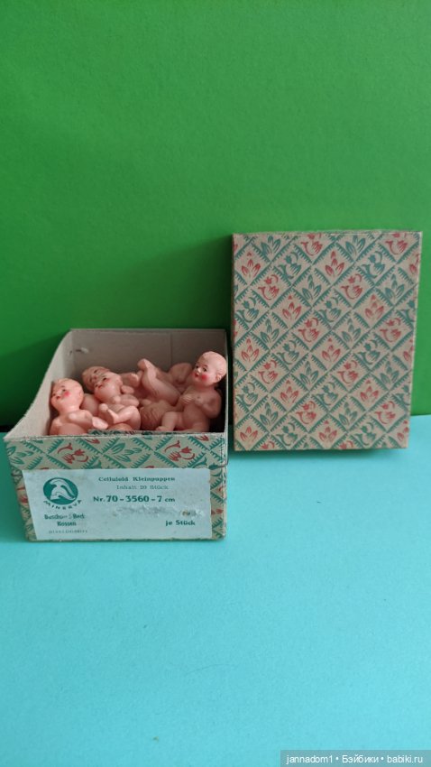 Целлулоидные пупсики Minerva сидячие с рельефными волосами, высота 4,5 см