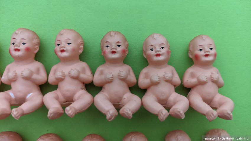 Целлулоидные пупсики Minerva сидячие с рельефными волосами, высота 4,5 см (фото 3)