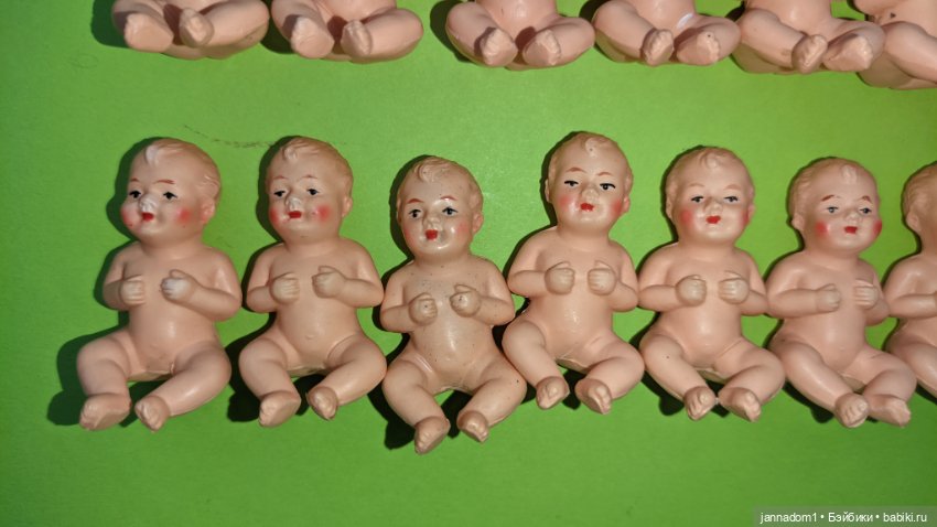 Целлулоидные пупсики Minerva сидячие с рельефными волосами, высота 4,5 см (фото 9)