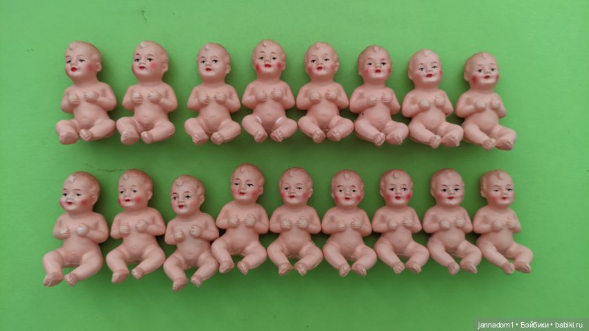 Целлулоидные пупсики Minerva сидячие с рельефными волосами, высота 4,5 см